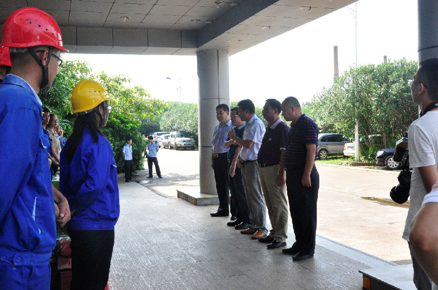 工會慰問送清涼，甘甜爽口暖心田